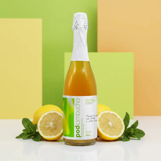 espumante kombucha sem alcool de limao siciliano pod, limoes ao fundo da garrafa