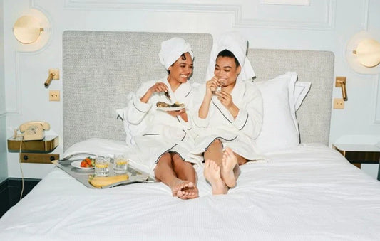 mulheres na cama bebendo espumante sem alcool