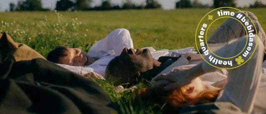 amigos-relaxando-no-parque