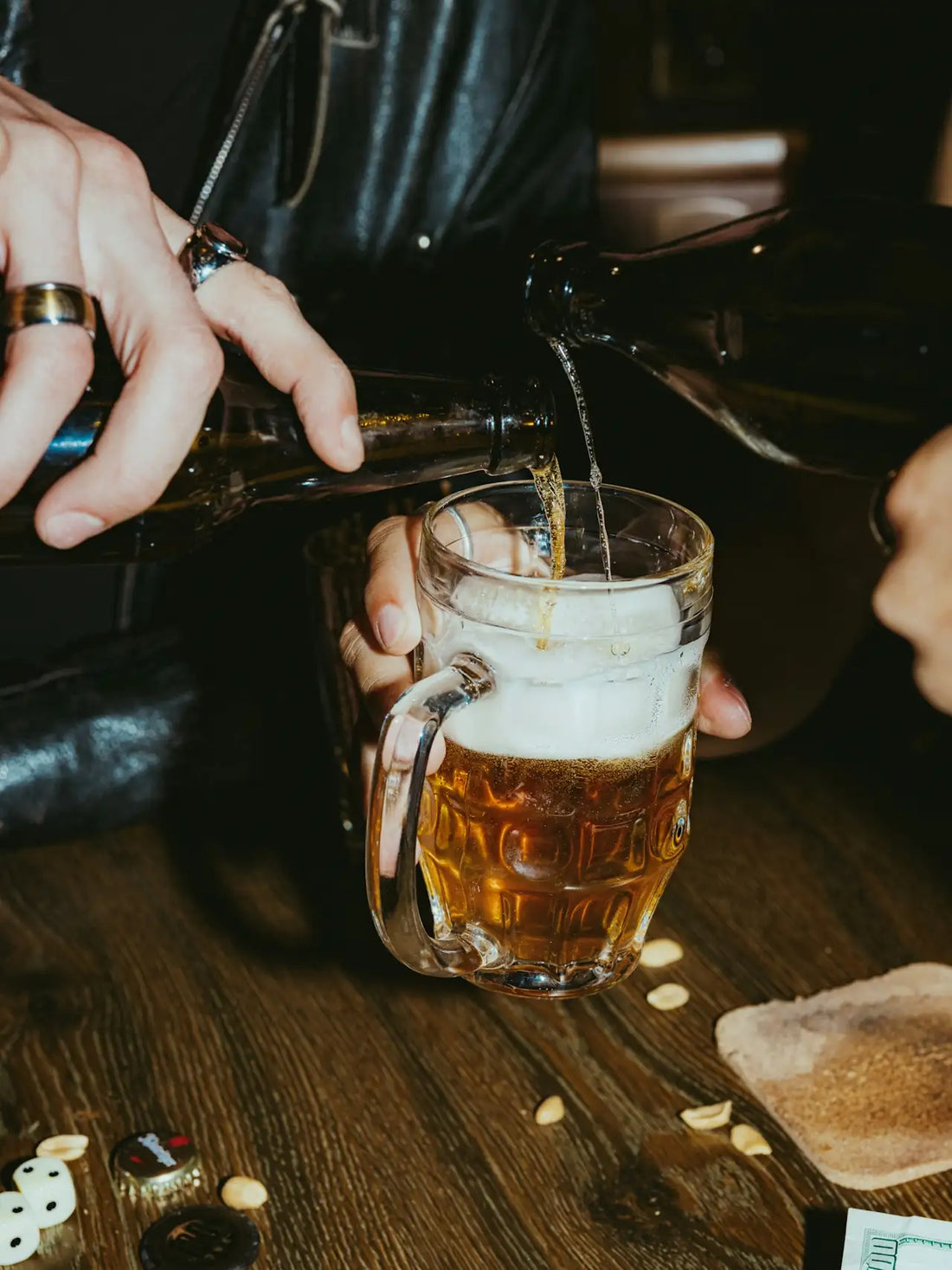 copo de cerveja sem alcool sendo servido