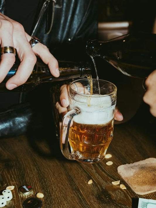 copo de cerveja sem alcool sendo servido