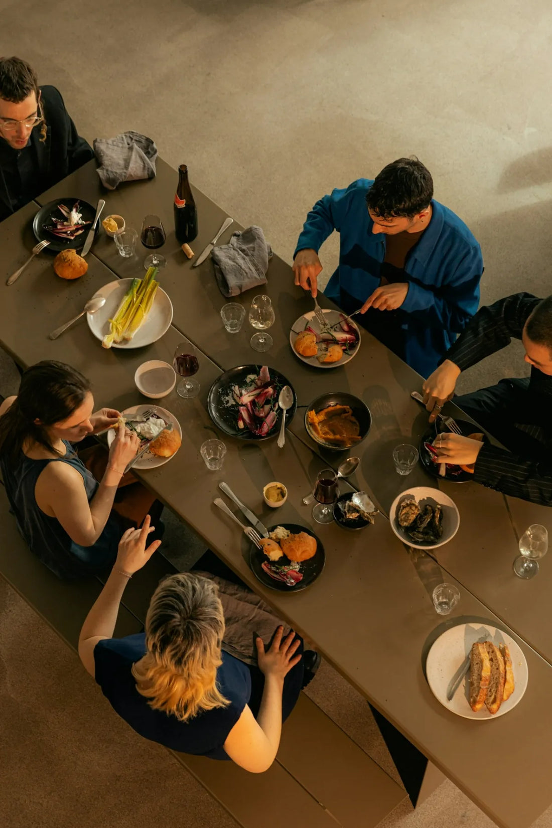 jantar com amigos e bebidasem sem alcool