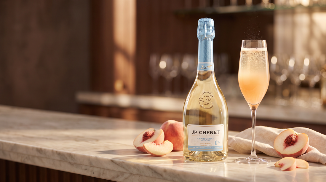 Bellini sem álcool: taça de bellini com espumante 0,0% e pêssego branco em bar premium