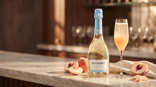 Bellini sem álcool: taça de bellini com espumante 0,0% e pêssego branco em bar premium
