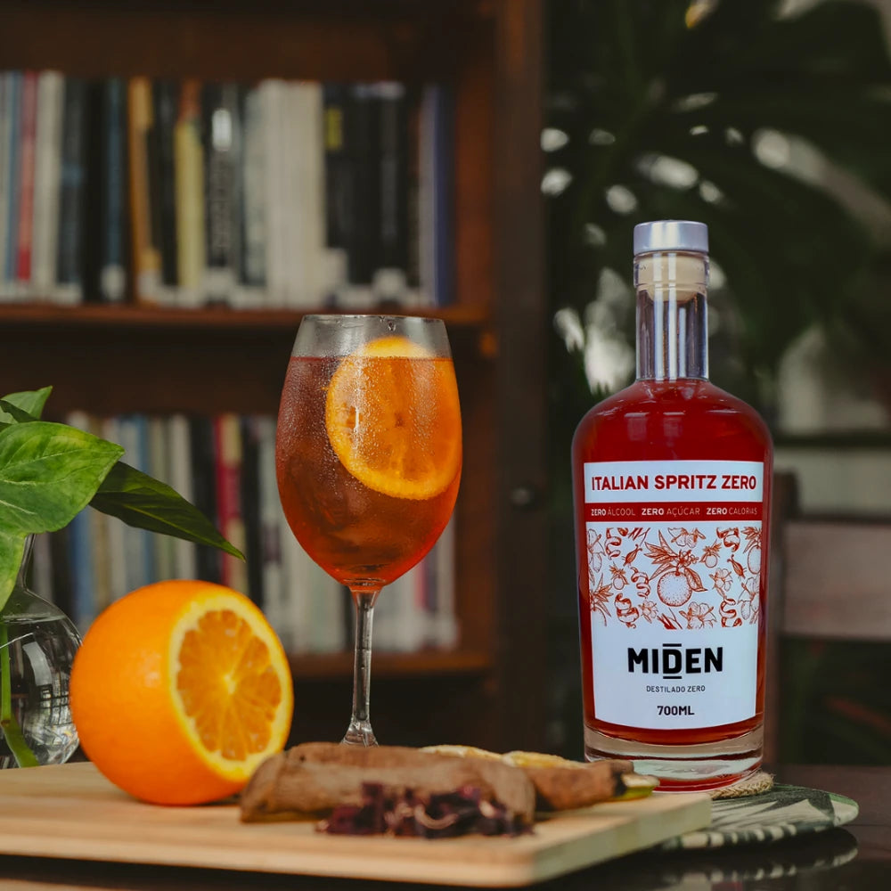 Copo de drink feito com o aperitivo italial spritz zero alcool miden