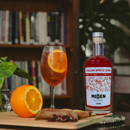Copo de drink feito com o aperitivo italial spritz zero alcool miden