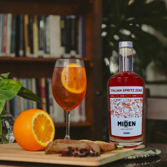 Copo de drink feito com o aperitivo italial spritz zero alcool miden