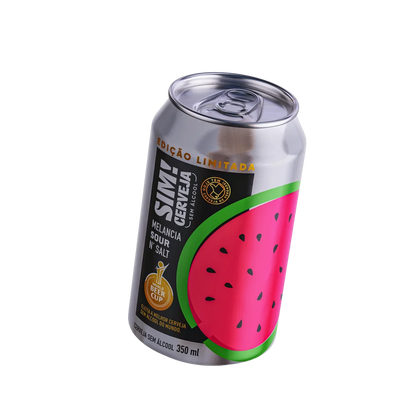 lata de cerveja sem alcool sour melancia da marca sim inclinada