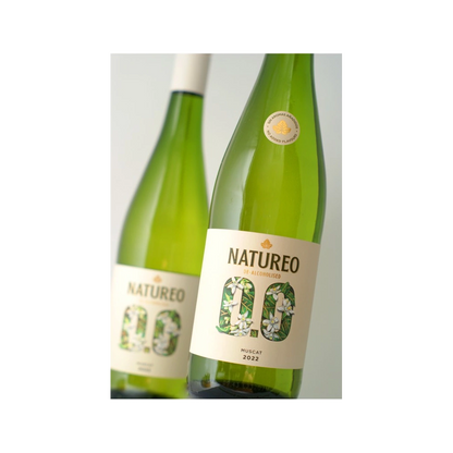 Duas garrafas do vinho sem alcool natureo branco moscatel