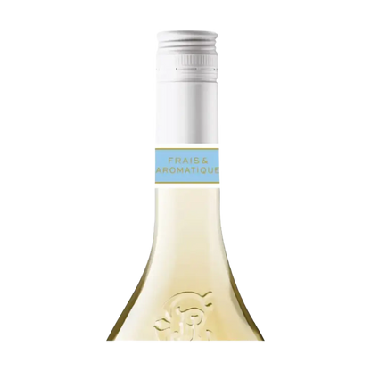 zoom do gargalo da garrafa de vinho sem alcool branco chardonnay da jp chenet