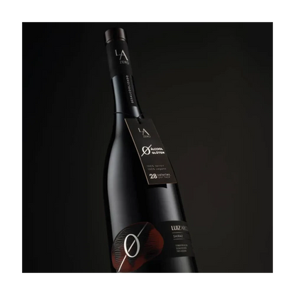 vinho sem alcool da marca luiz argenta tinto shiraz visão da garrafa inclinada